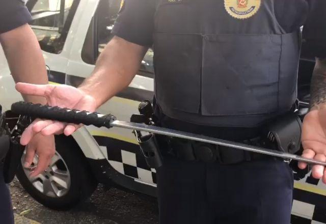 Homem com a espada entre as mãos