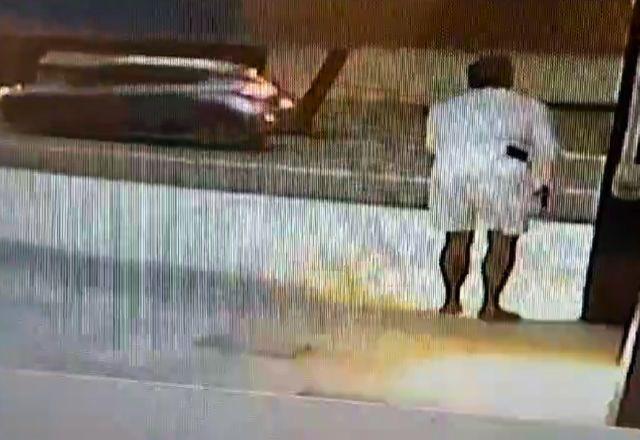 Homem com arma em portão