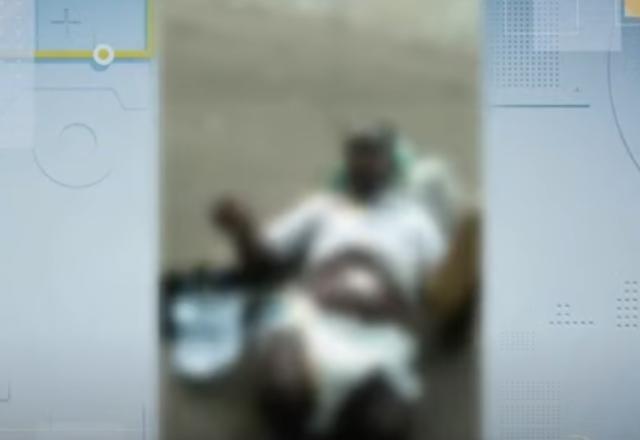 Homem com as pernas amputadas em uma calçada