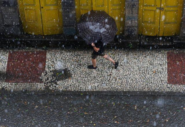 Homem com guarda-chuva