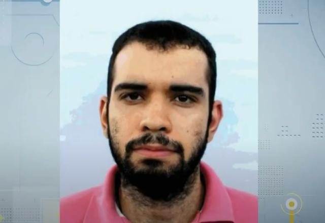 Homem de barba e camiseta rosa