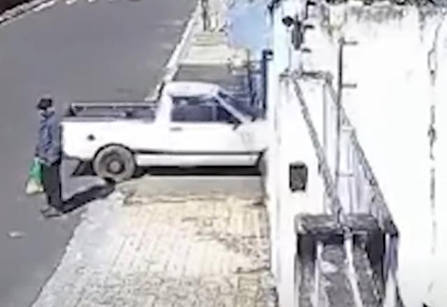 Homem de boné preto ao lado de carro branco