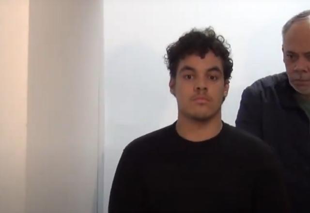Homem de cabelo cacheado e camiseta preta