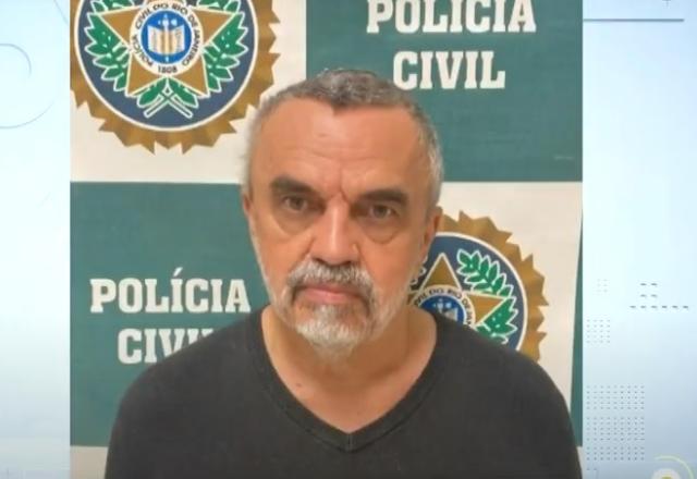 Homem de cabelo e barba grisalhos