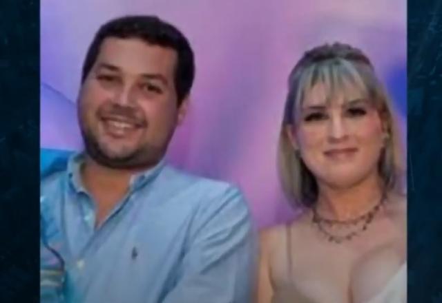 Homem de cabelo escuro e mulher loira