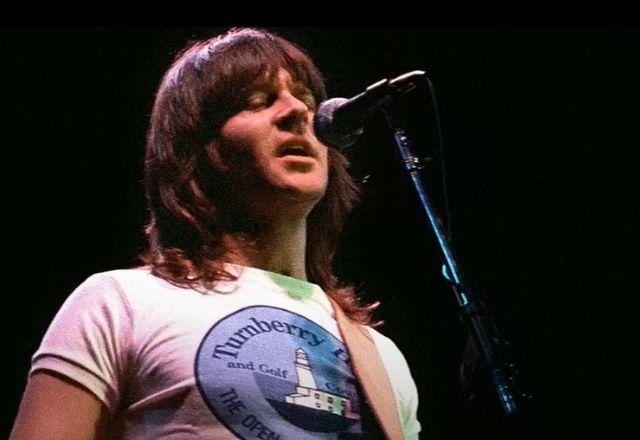 Homem de camiseta branca cantando
