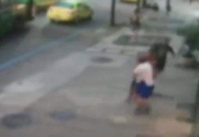 Homem de camiseta branca sendo agredido
