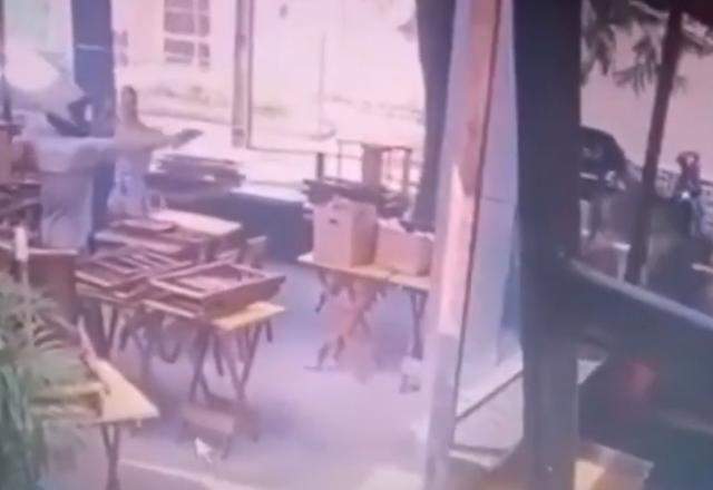 Homem de capacete apontando arma