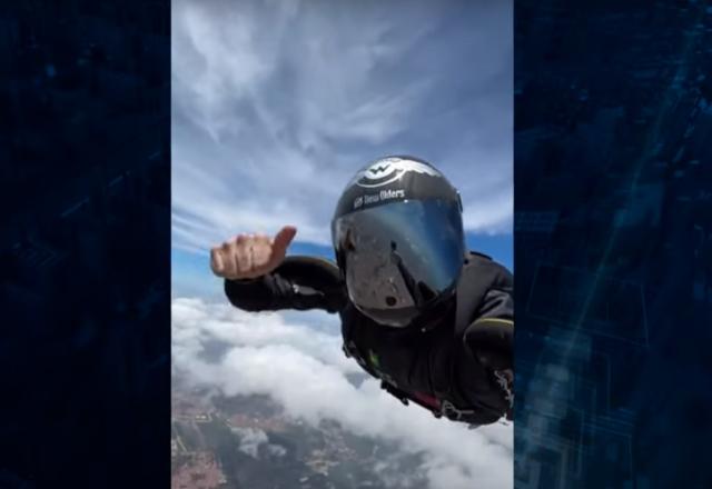 Homem de capacete saltando de paraquedas