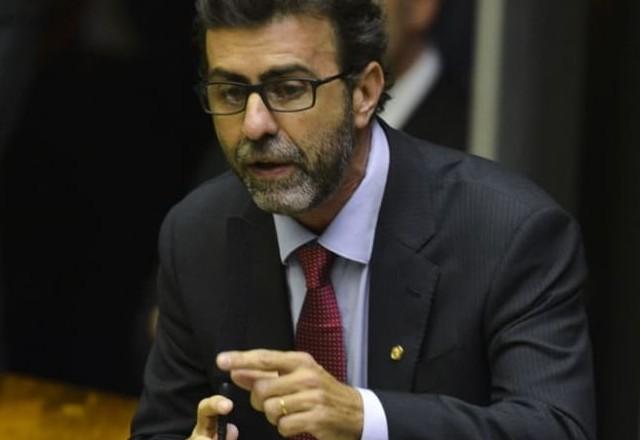 Homem de terno falando em microfone