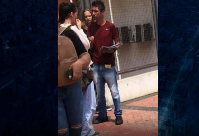 Homem de vermelho e cabelo arrepiado