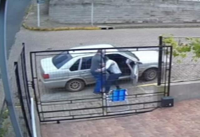 Idoso é abandonado pelo próprio filho na calçada, no RS Idoso é abandonado pelo próprio filho na calçada, no RS