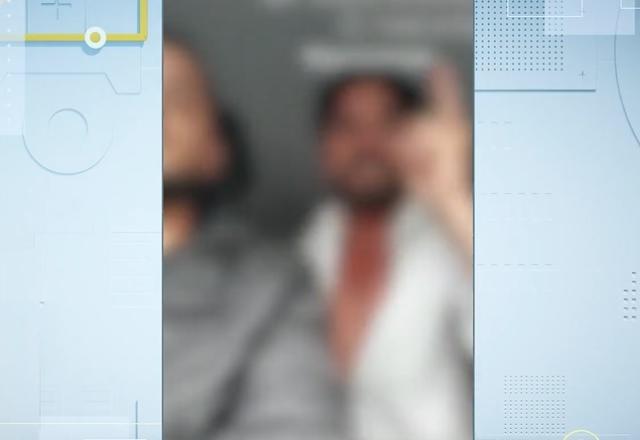 Homem dentro de carro de aplicativo