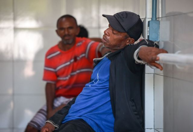 Homem tira um cochilo com o braço algemado | Foto: Cidadeverde.com 