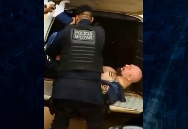 Homem é colocado em camburão de polícia ao ser preso em Porto Velho (RO)
