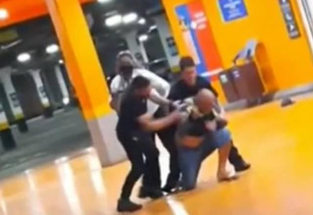 Homem é espancado até a morte dentro de Carrefour em Porto Alegre