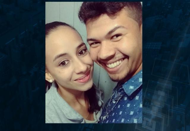 Homem e mulher sorrindo para foto