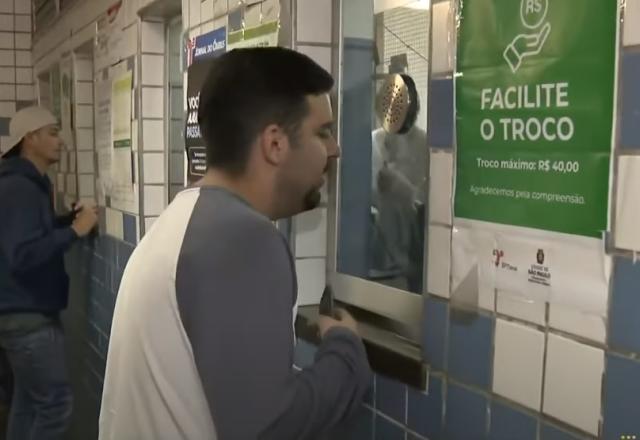 Homem em Guichê pedindo informações