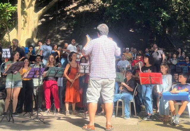 Homem em uma orquestra em um parque