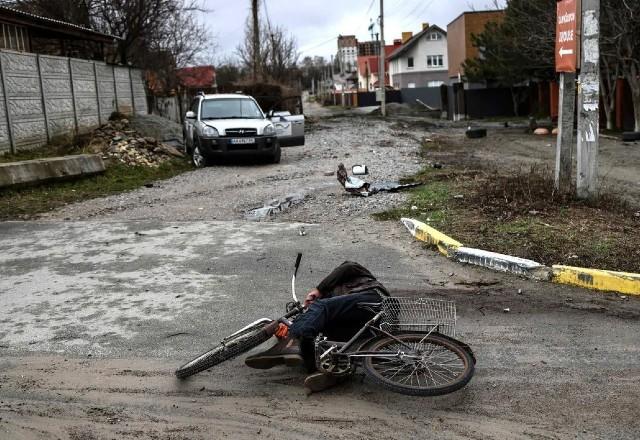 Homem executado enquanto andava de bicicleta em Bucha; Corpo ficou largado na rua