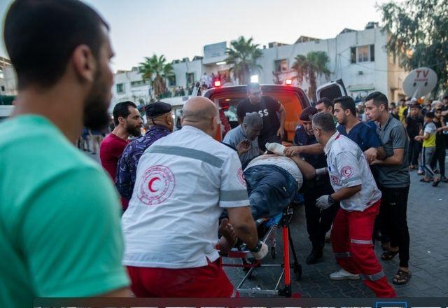 Homem ferido chega a hospital na Faixa de Gaza