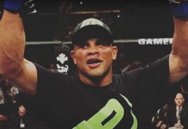 Lutador de MMA é encontrado ferido em calçada e morre