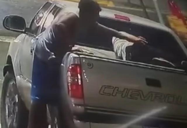 Homem inclinado para pegar carteira de vítima que dormia