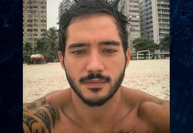 Homem jovem e branco sem camisa, com parte dos ombros aparecendo