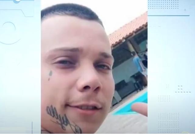 Homem loiro com tatuagem no rosto
