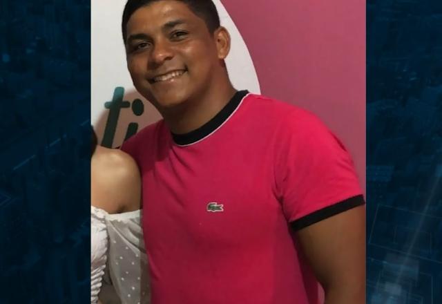 Homem moreno vestindo camiseta rosa