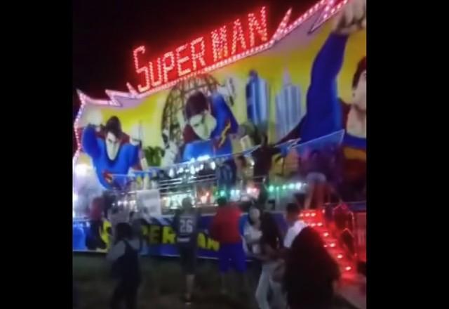 Homem morre ao cair de brinquedo em parque de diversões Homem morre ao cair de brinquedo em parque de diversões