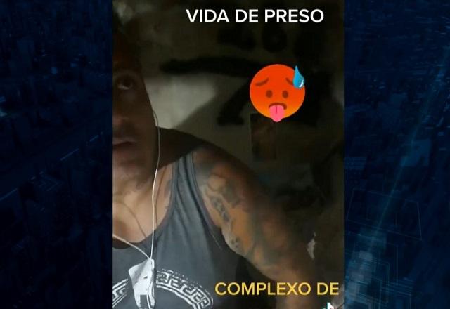 Homem negro e careca olhando para o alto em lugar que simula uma cela de cadeia