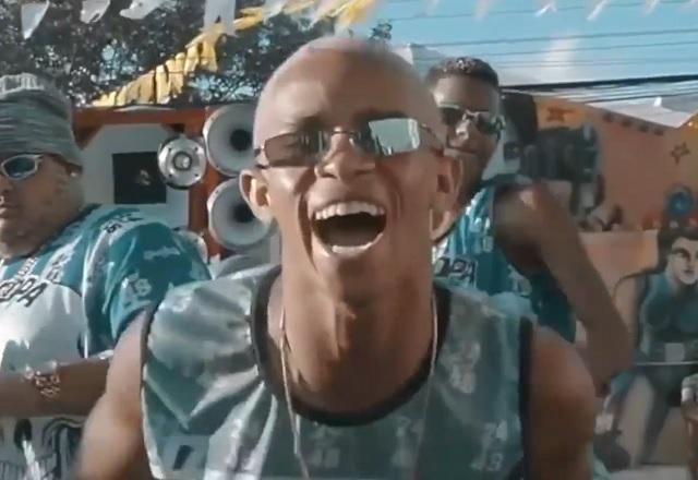 Homem negro, sorrindo, de óculos escuros