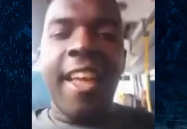Homem negro sorrindo dentro de ônibus