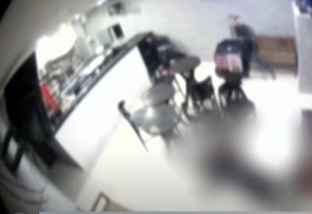 Homem no chão de pizzaria, imagens de segurança