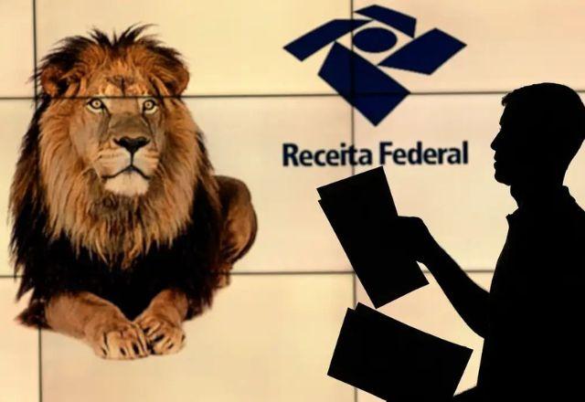 Homem no contraluz em frente à logomarca da Receita Federal e do leão da Fazenda