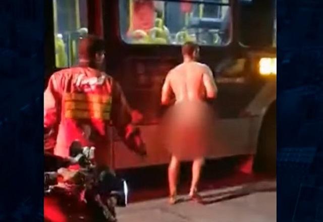 Homem nu após causar acidente e atropelamento em rua de Belo Horizonte (MG)