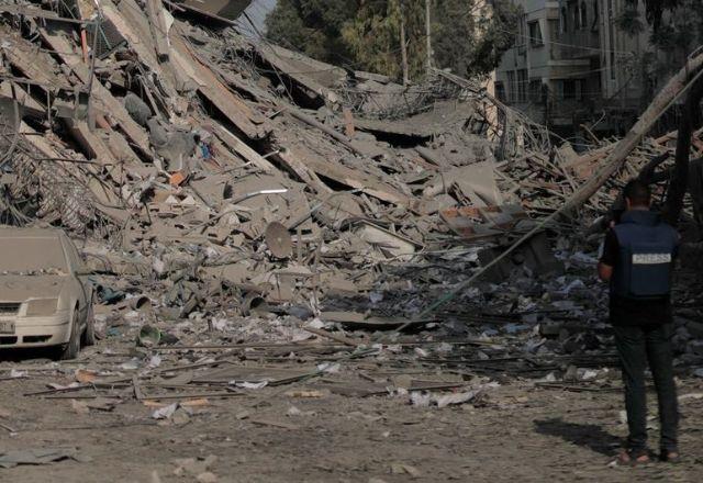 Homem olhando rastros de destruição