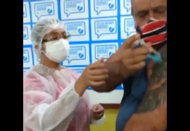 Homem pega a seringa de técnica de enfermagem e aplica vacina no próprio braço no Ceará