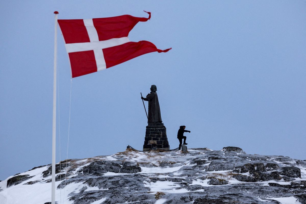 Homem perto da bandeira de Dinamarca em Nuuk, na Groenlândia | 09/03/2025/Reuters/Marko Djurica