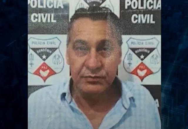 Homem preso com camisa clara e cabelos penteados para trás