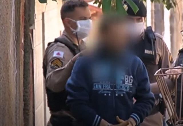 Homem que entrou em surto é detido por policiais após se entregar