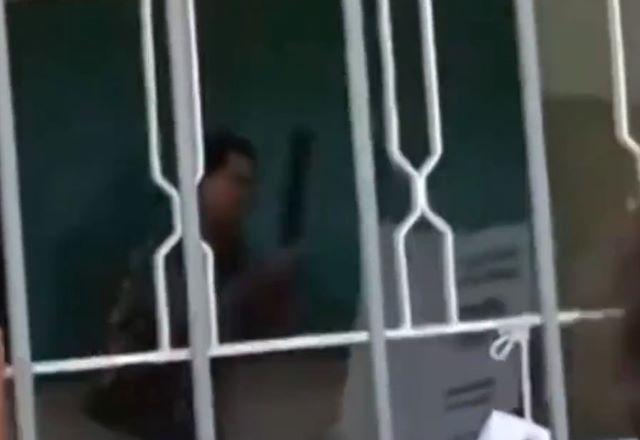 Homem quebra urna a pauladas
