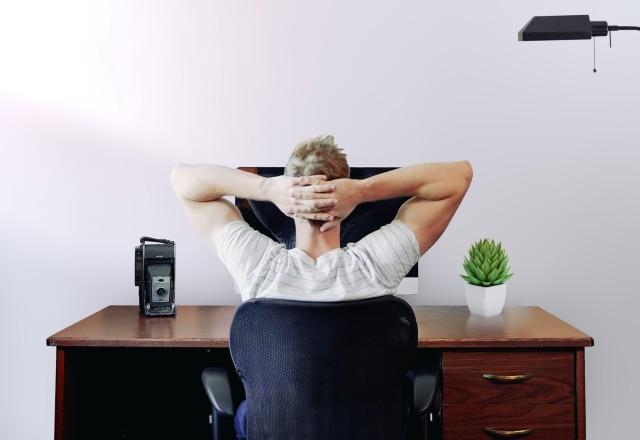 Homem relaxa no home office