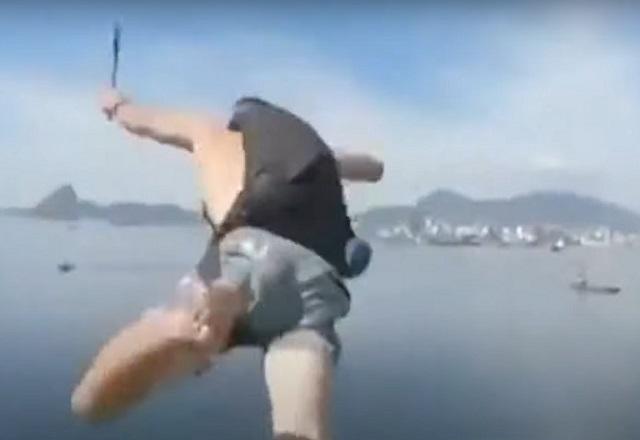 Homem salta de paraquedas da ponte Rio-Niterói