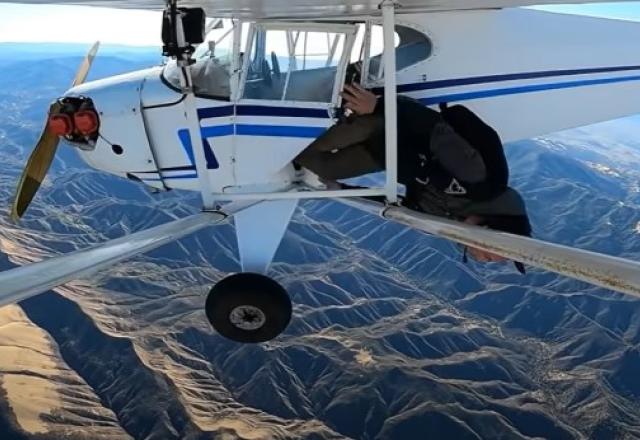 Homem saltando de aeronave durante voo
