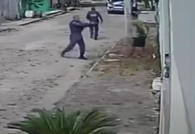 Homem sendo executado por policial militar