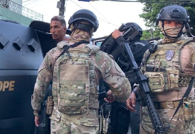 Homem sendo preso pela Polícia Militar