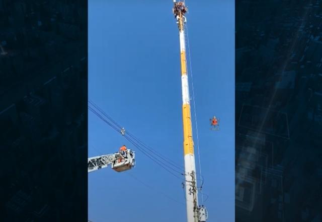 Homem sendo resgatado em cima de uma torre de telefonia