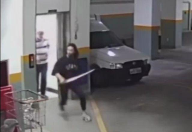 Homem usa espada japonesa e corre atrás de ladrões de bicicleta